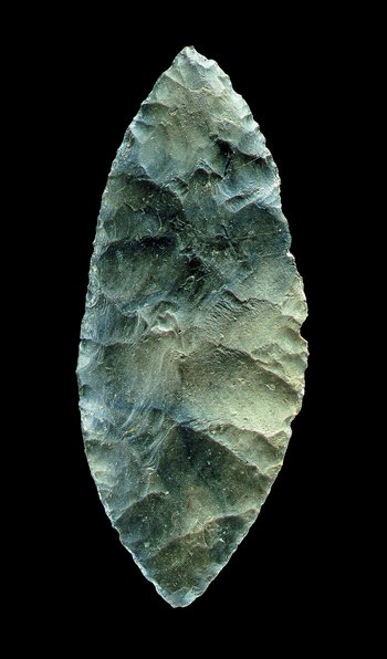 Eine so genannte Blattspitze aus Silex (Feuerstein). Gefunden in der Ilsenhöhle bei Ranis, Saale-Orla-Kreis. © Landesamt für Denkmalpflege und Archäologie Sachsen-Anhalt, Juraj Lipták.