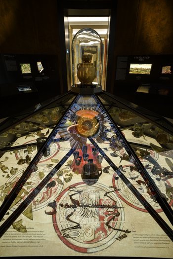 Blick auf die zentrale Rauminstallation im Raum ›Verstandessieg‹ mit den Funden aus der Wittenberger Alchemistenwerkstatt. © Landesamt für Denkmalpflege und Archäologie Sachsen-Anhalt, Juraj Lipták.