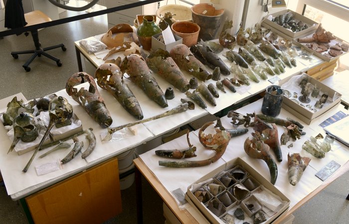 Whereas before there was an almost unmanageable number of glass fragments, a multitude of distillation alembics, huge cucurbits, and retorts have been recreated after painstaking restoration work. © State Office for Heritage Management and Archaeology Saxony-Anhalt, Vera Keil.