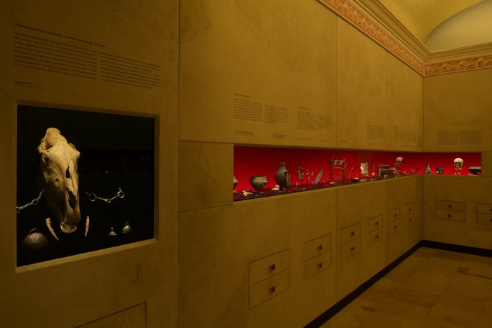 Vitrinengestaltung mit den Funden aus dem Kindergrab von Großörner. © Landesamt für Denkmalpflege und Archäologie Sachsen-Anhalt, Juraj Lipták. 