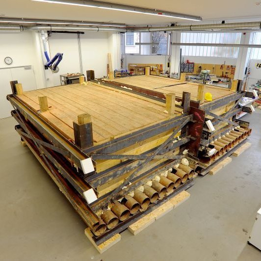 In the workshop, the block excavation can now be carefully excavated under the best (laboratory) conditions. © State Office for Heritage Management and Archaeology Saxony-Anhalt, Klaus Bentele.